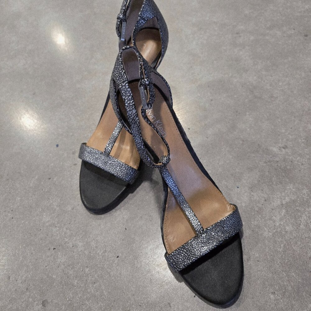 CALVIN KLEIN NASI Metallic T-Strap Leather Heeled Sandals  - Size 6.5M
